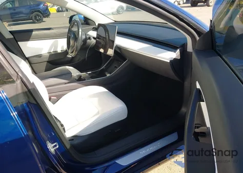 2018 Tesla Model 3 Long Range/Mid Range z USA, uszkodzony, nr VIN 5YJ3E1EA1JF155925